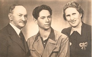 YL with his parents (April 1941) in Bratislava